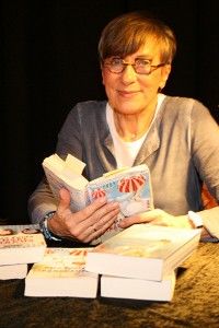 Gisa Pauly liest aus dem Buch „Strandläufer“ (Foto: Martina Böckermann)