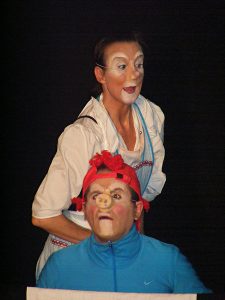 Maike Jansen und Stefan Ferencz zeigen in wechselnde Rollen mit einer Mischung aus Slapstick, Wortwitz und clowneskem Spiel Episoden aus den Sams-Büchern